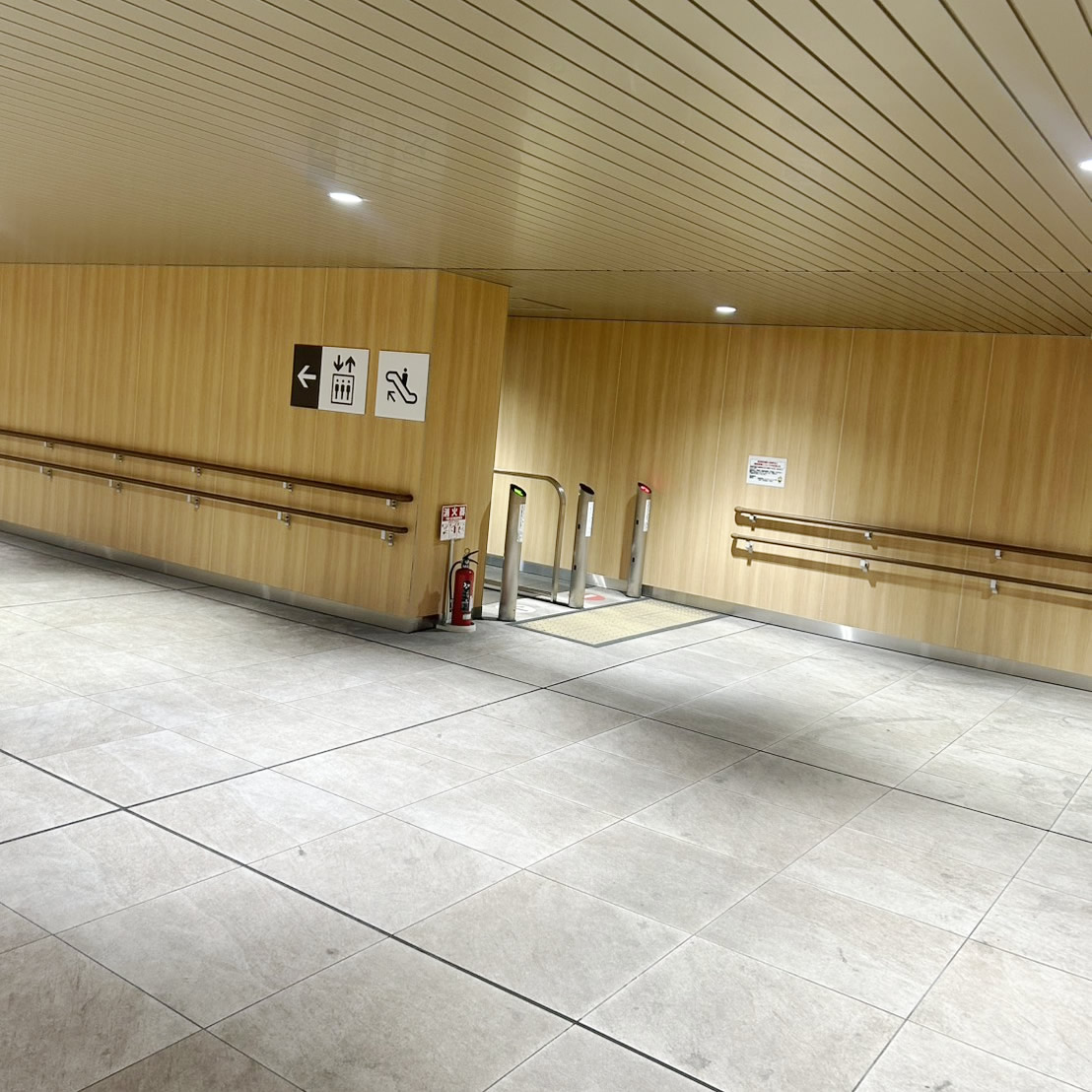 エスカレーターをあがります