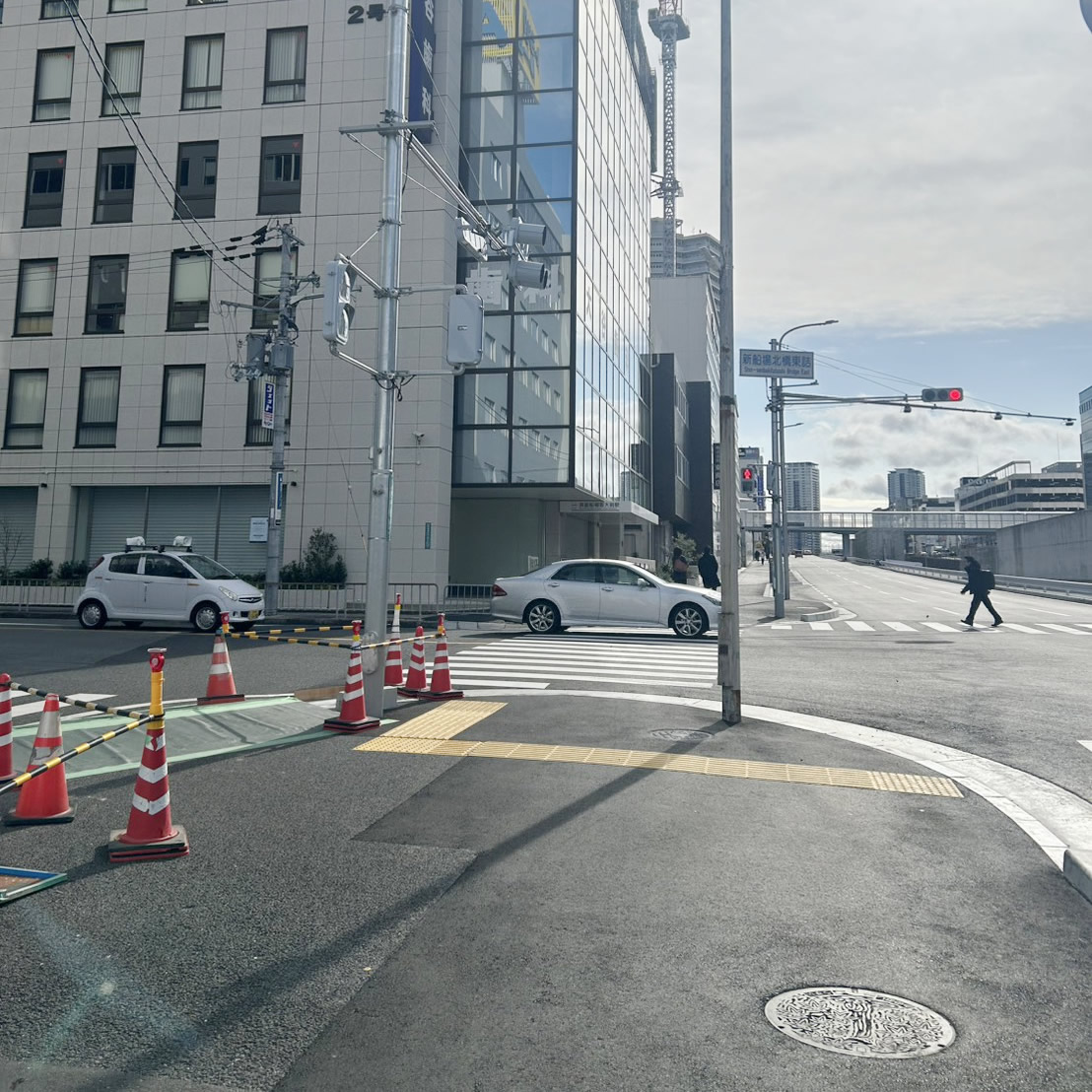 出口を出たら目の前の信号を左に曲がります