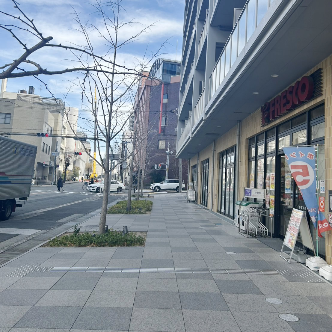 お店を右手に信号を右に曲がります